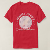 Night Shift Different Breed Stethoscope Funny Nurs Tシャツ (デザイン正面)