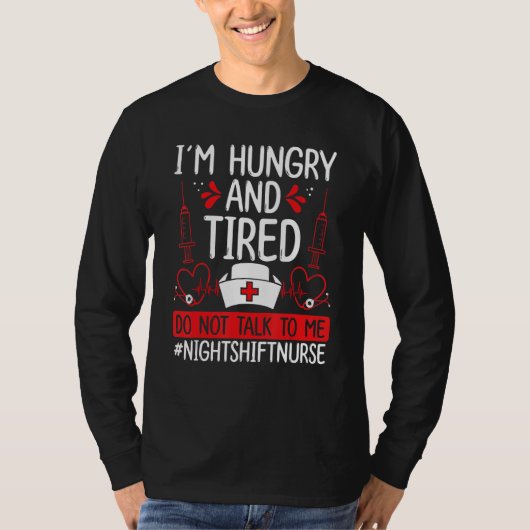 Night Shift Nurse Hungry and Tired Funny Overnight Tシャツ (正面)