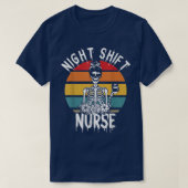 Night Shift Nurse Skeleton Halloween RN Nurses Wom Tシャツ (デザイン正面)