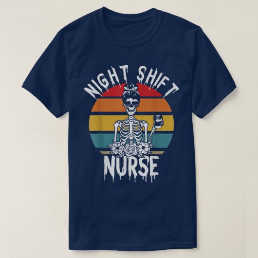 Night Shift Nurse Skeleton Halloween RN Nurses Wom Tシャツ (デザイン正面)