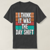 Night Shift Worker Blame Day Shift Funny Overnight Tシャツ (デザイン正面)