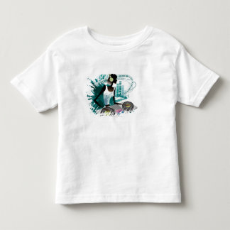 Nightclubでターンテーブルを使う若い女性 トドラーTシャツ