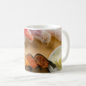 Nigiri Symphony – Sushi Art Mug コーヒーマグカップ (正面右)