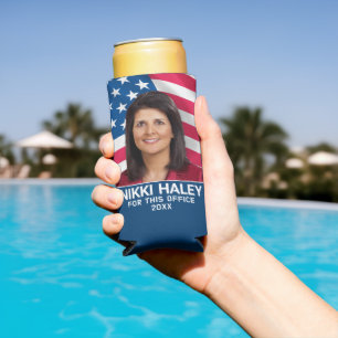 Nikki Haley – アメリカ国旗を持つキャンペーンの写真 スリム缶クーラー