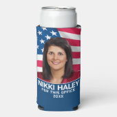 Nikki Haley – アメリカ国旗を持つキャンペーンの写真 スリム缶クーラー (Seltzer正面)