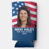 Nikki Haley – アメリカ国旗を持つキャンペーンの写真 スリム缶クーラー (裏面)