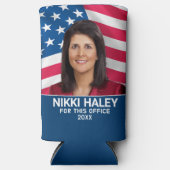 Nikki Haley – アメリカ国旗を持つキャンペーンの写真 スリム缶クーラー (正面)