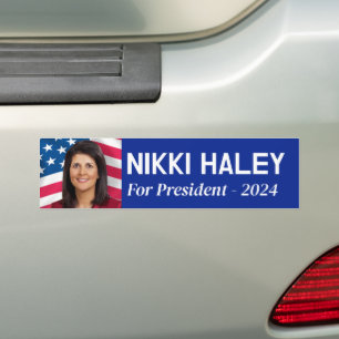 Nikki Haley – アメリカ国旗を持つキャンペーンの写真 バンパーステッカー