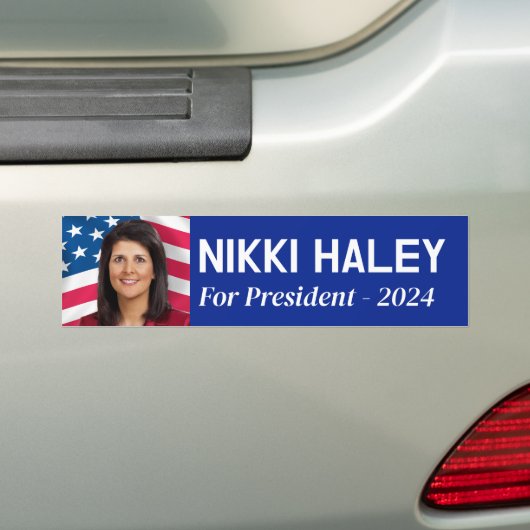 Nikki Haley – アメリカ国旗を持つキャンペーンの写真 バンパーステッカー (車上)