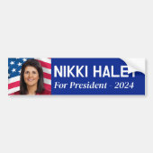 Nikki Haley – アメリカ国旗を持つキャンペーンの写真 バンパーステッカー (正面)
