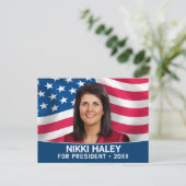 Nikki Haley – アメリカ国旗を持つキャンペーンの写真 ポストカード (スタンド正面)