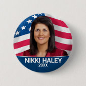 Nikki Haley – アメリカ国旗を持つキャンペーンの写真 缶バッジ (正面)
