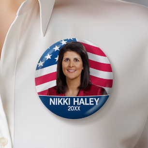 Nikki Haley – アメリカ国旗を持つキャンペーンの写真 缶バッジ