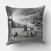 Nikola Teslaは高電圧源の隣に座る クッション (裏面)