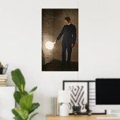 Nikola Tesla Holding A Light Bulb ポスター (ホームオフィス)