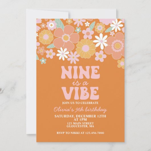 Nine is a vibe グルービーなレトロフラワー 9歳の誕生日 招待状 (正面)