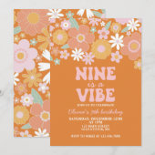Nine is a vibe グルービーなレトロフラワー 9歳の誕生日 招待状 (正面/裏面)