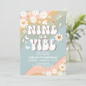 NINE is a Vibe ヒッピーダイジー 70年代レトロ誕生日 招待状 (スタンド正面)