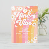 NINE is a Vibe ピンクピーチ 9歳 グルービー 誕生日 招待状 (スタンド正面)