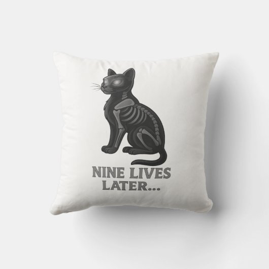Nine Lives Later – Funny Cat T-Shirt クッション (裏面)