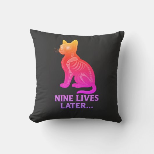 Nine Lives Later – Funny Cat T-Shirt クッション (正面)