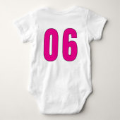 No. 06 – 数値スタイリッシュステートメントのアート ベビーボディスーツ (裏面)