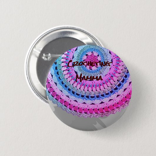 No. 1 "Crocheting Mamma" pin/ 缶バッジ (正面&裏面)