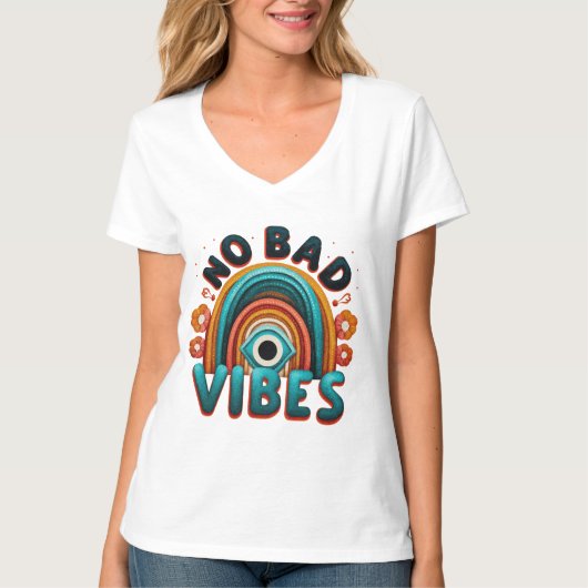 No Bad Vibes. レトロ・レインボー&アイ デザインTシャツ Tシャツ (正面)