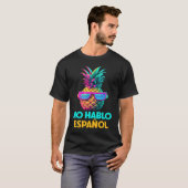 No Hablo Espanol Funny Retro Pineapple Sunglasses Tシャツ (正面フル)
