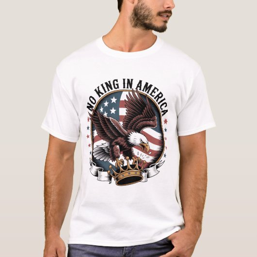 No King In America Patriotic Eagle Crown USA Flag Tシャツ (正面)