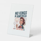 No Kings In America Fabulous Queens Pride 2025 Des 台座サイン (正面)