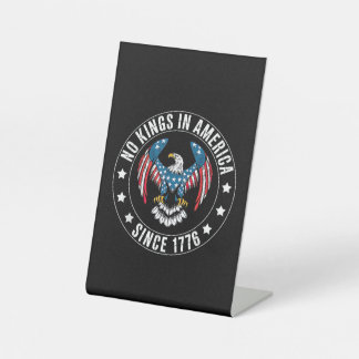 No Kings in America Since 1776 台座サイン