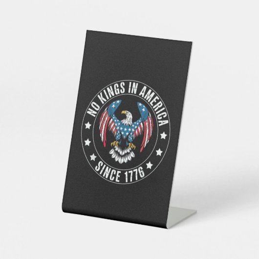 No Kings in America Since 1776 台座サイン (正面)