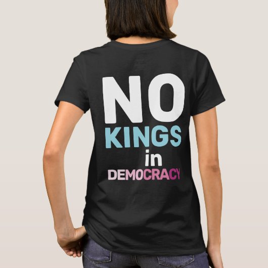 No Kings In Democracy Feminist Protest Statement Tシャツ (裏面)