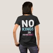 No Kings In Democracy Feminist Protest Statement Tシャツ (裏面フル)