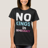 No Kings In Democracy Feminist Protest Statement Tシャツ (正面)