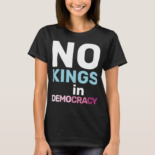 No Kings In Democracy Feminist Protest Statement Tシャツ (正面)