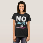No Kings In Democracy Feminist Protest Statement Tシャツ (正面フル)