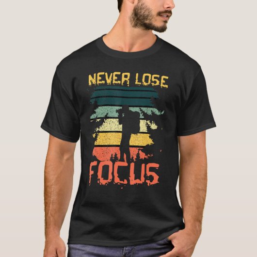 No Lost FocusフォトグラファーCamping Hiking Tシャツ (正面)