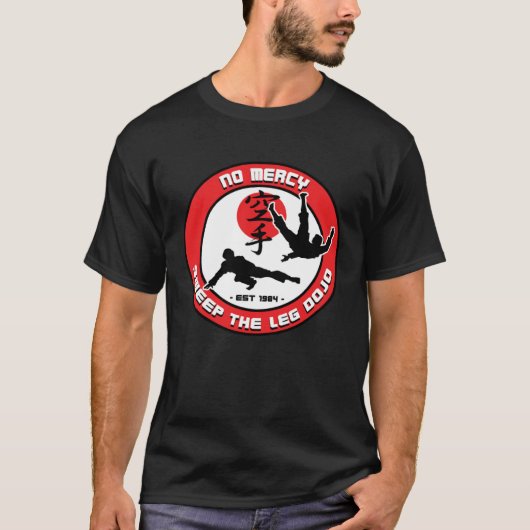 NO MERCY SWEEP THE LEG DOJO Emblem Ver 2 Tシャツ (正面)