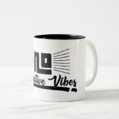 No Negative Vibesブラックグラフィックイメージタイポグラフィ ツートーンマグカップ (正面右)
