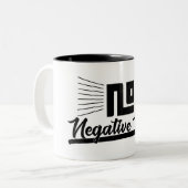 No Negative Vibesブラックグラフィックイメージタイポグラフィ ツートーンマグカップ (正面左)