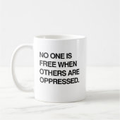 NO ONE IS FREE WHEN OTHERS ARE OPPRESSED.png コーヒーマグカップ (左)