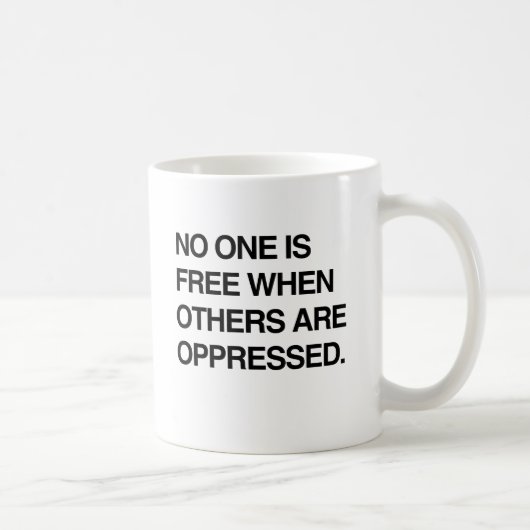 NO ONE IS FREE WHEN OTHERS ARE OPPRESSED.png コーヒーマグカップ (右)