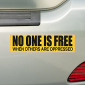 NO ONE IS FREE WHEN OTHERS ARE OPPRESSED -.png バンパーステッカー (車上)