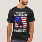 No one is illegal on stolen Land Indigenous Immigr Tシャツ (正面)
