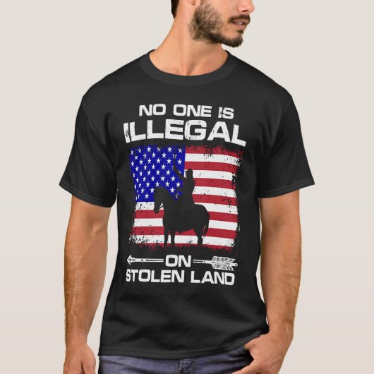 No one is illegal on stolen Land Indigenous Immigr Tシャツ (正面)