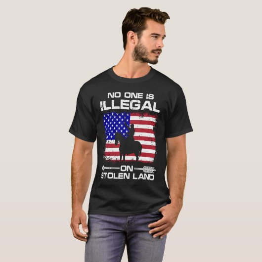 No one is illegal on stolen Land Indigenous Immigr Tシャツ (正面フル)