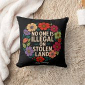 No One Is Illegal on Stolen Land Indigenous Pride クッション (ブランケット)