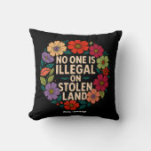 No One Is Illegal on Stolen Land Indigenous Pride クッション (正面)